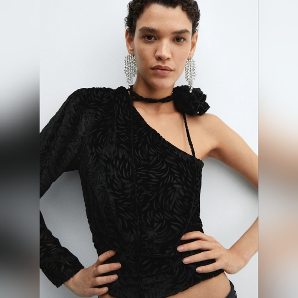 🔥Last 1🔥 MANGO Velvet top with flower - Picture 2 of 4